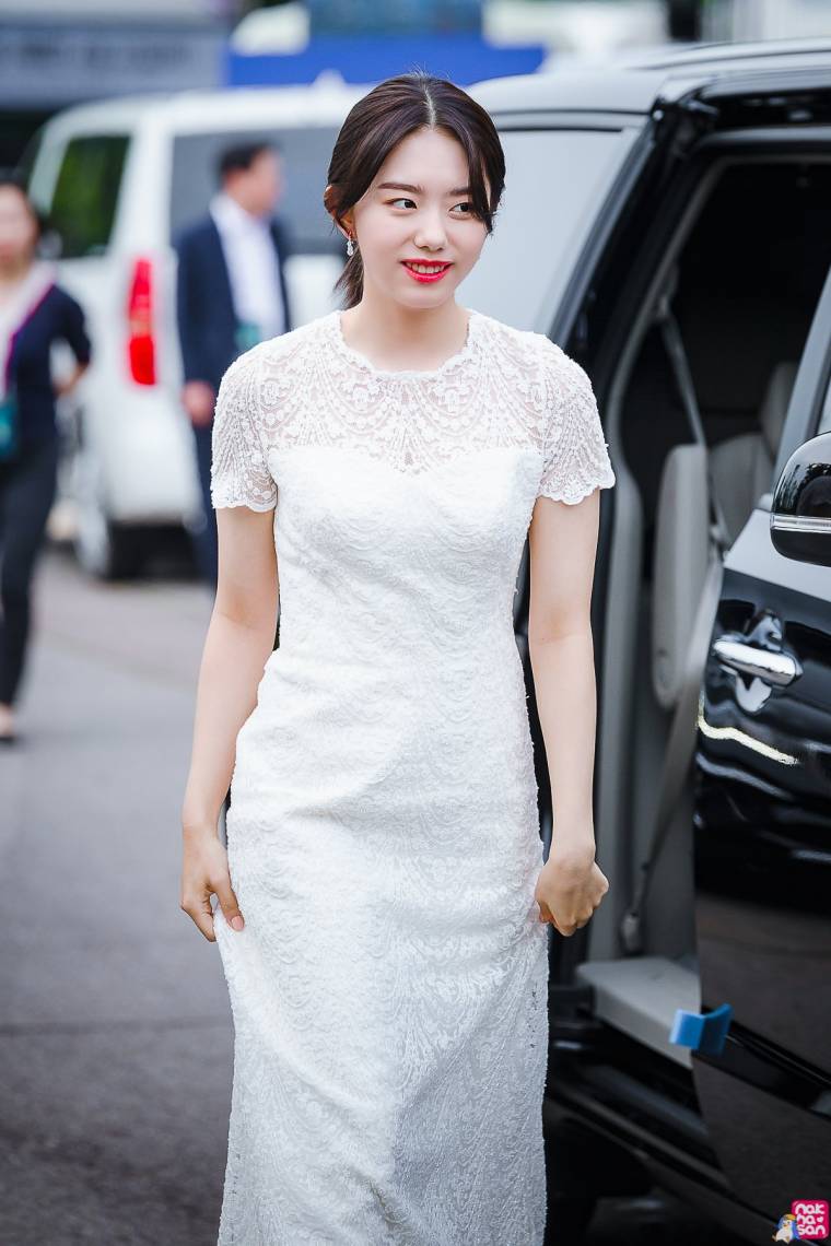 김소혜 흰색 드레스