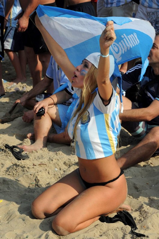 hottest-girls-fans-world-cup-2014_12-argentinian-530x795.jpg