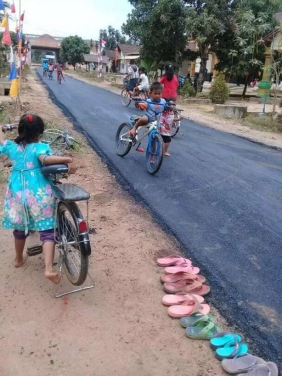 village_has_decent_road_01.jpg